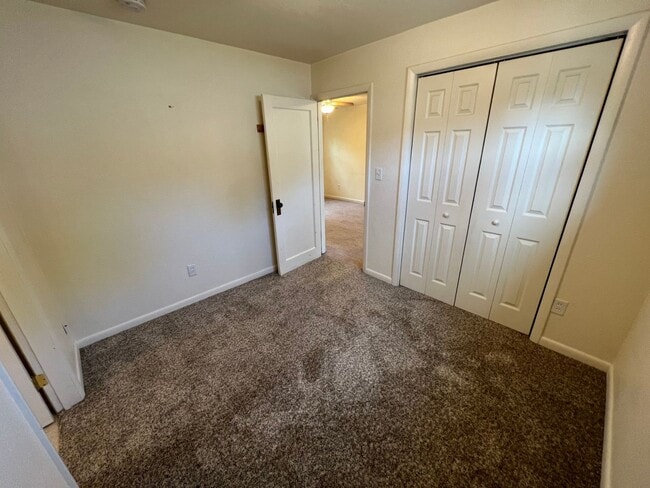 Building Photo - 102 E Park Ave