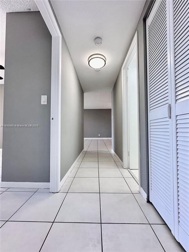 Building Photo - 2500 Parkview Dr