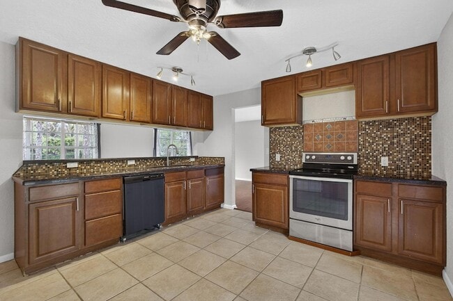 Building Photo - 16932 Okeechobee Blvd