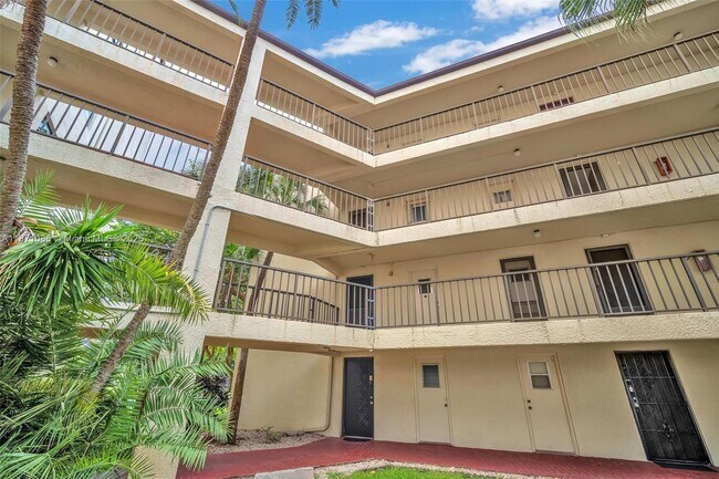 Building Photo - 2311 S Cypress Bend Dr