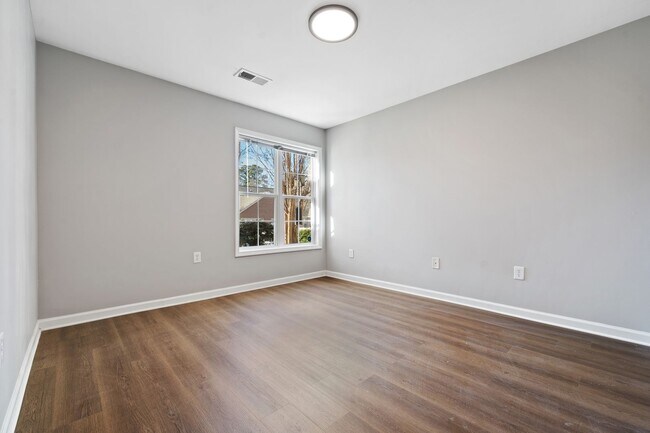 Building Photo - Ground-Level 2BR Condo with Community Pool!