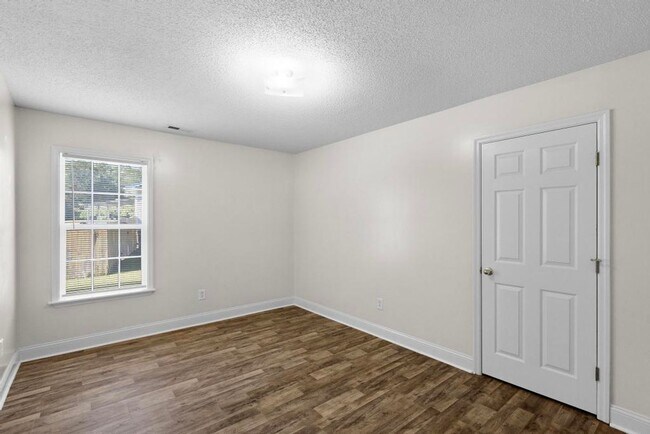 Building Photo - Large Ranch Home with 4BR/ 2 Bath with an ...