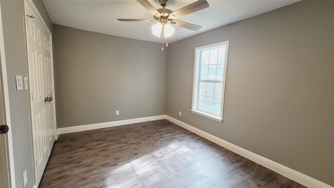 Building Photo - 4034 Dreyfus St