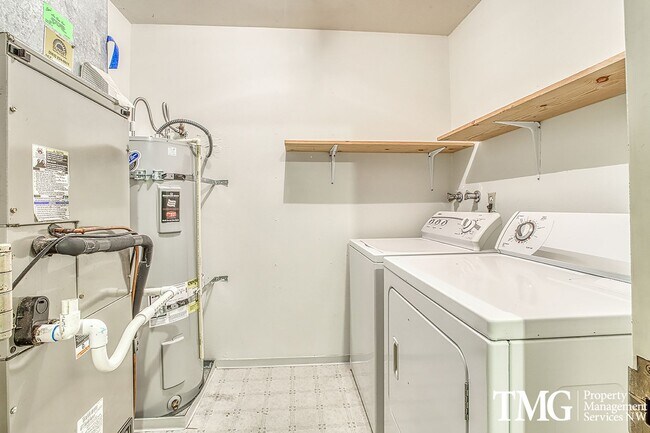 Building Photo - Inviting Townhome with Garage and Communit...