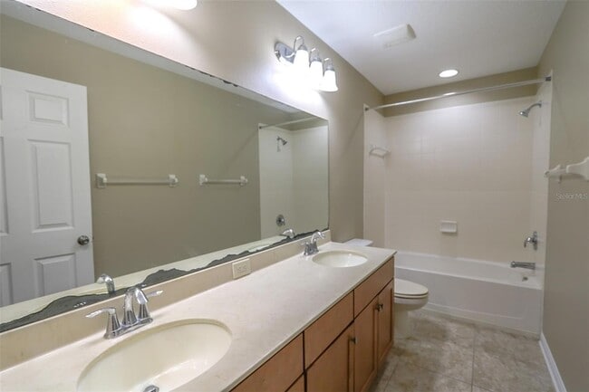 Building Photo - 1208 Oakcrest Dr