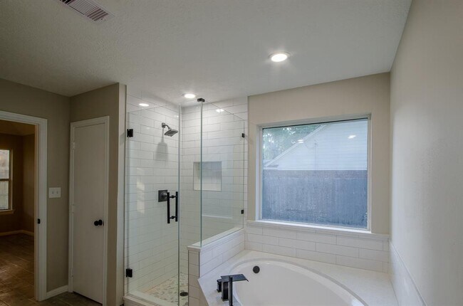 Building Photo - 12811 Fisher Dr