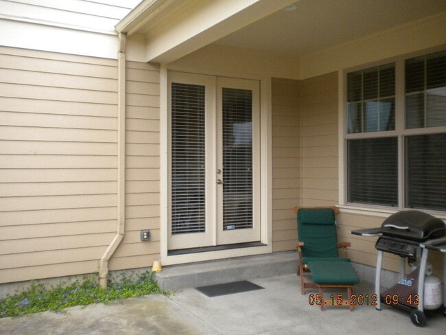 Building Photo - Luxury Living Near Valley River!