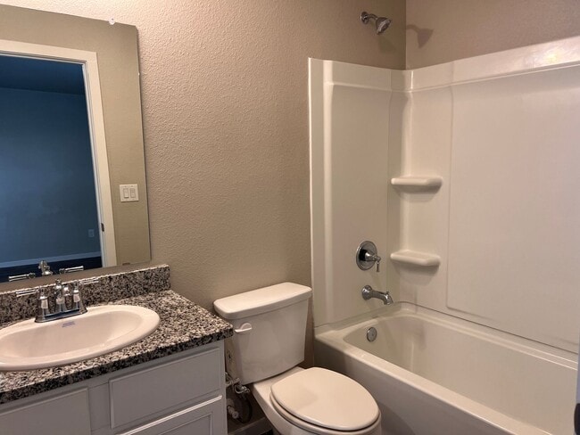 Building Photo - HALF OFF FIRST FULL MONTH OF RENT!!! - Ava...