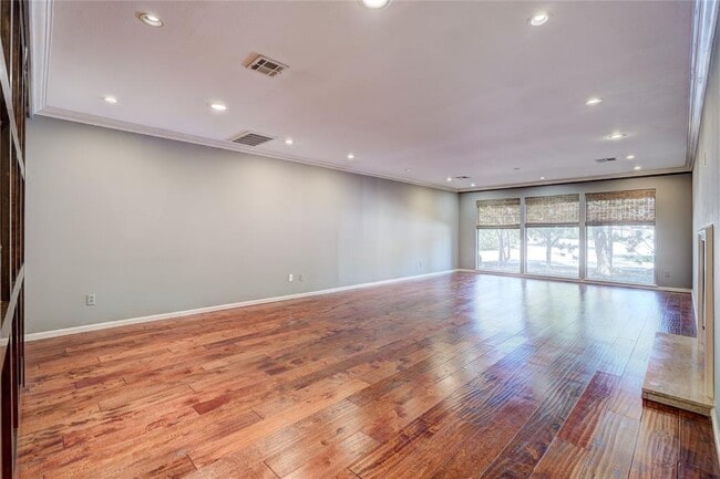 Building Photo - 6325 Glenbrook Ct