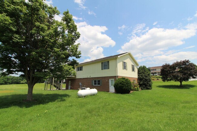 Building Photo - Charming Split-Level Home in Peaceful Coun...