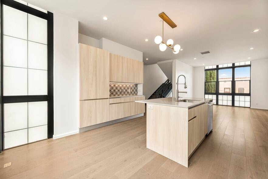 Building Photo - 1825 1/2 Alsace Ave