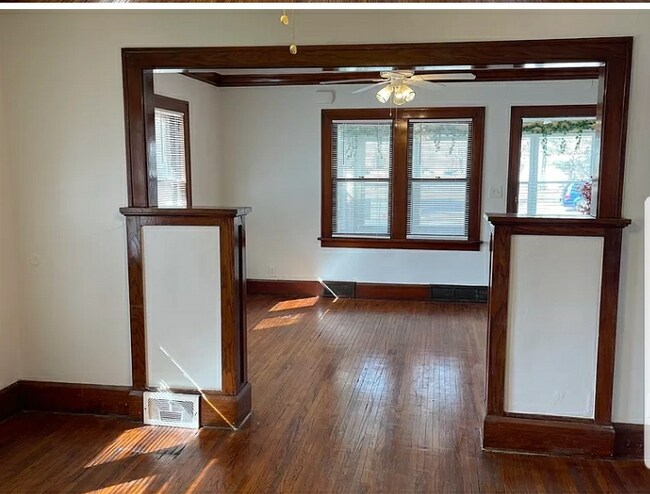 Building Photo - 627 N Sunset Ave