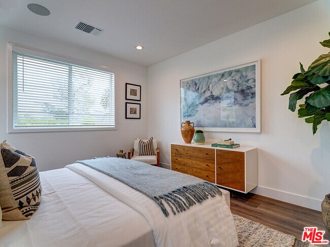 Building Photo - 1278 Meadowbrook Ave