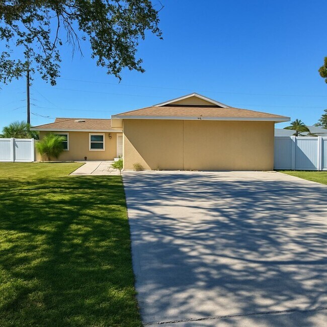 Building Photo - 4532 SW 8th Pl