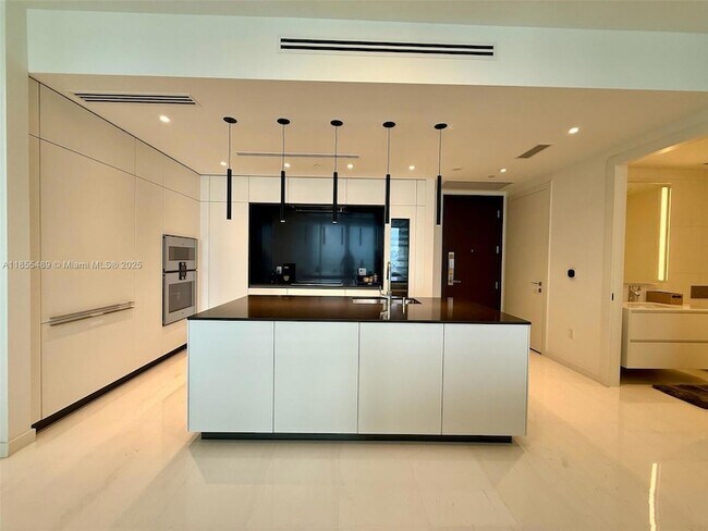 Building Photo - 300 Biscayne Blvd Way