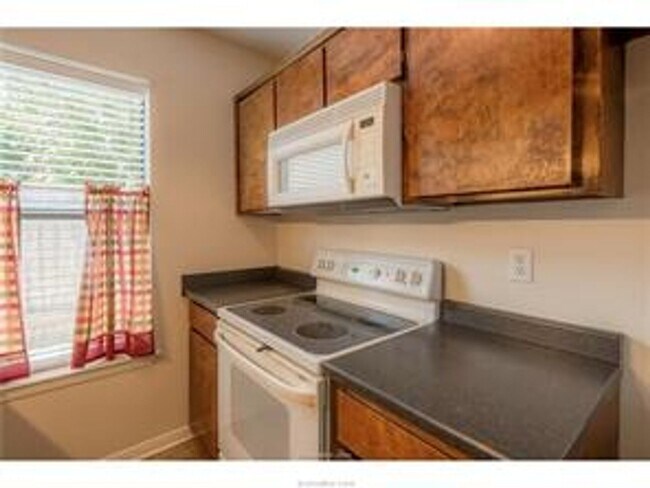 Building Photo - Spacious 3/2 duplex in great location