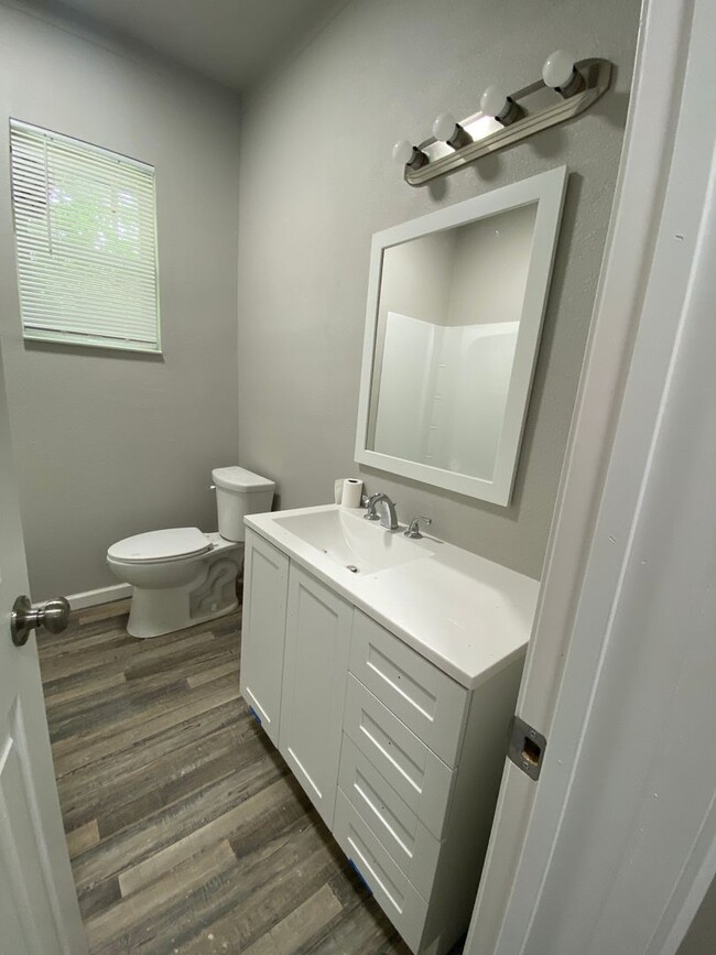 Building Photo - 1101 W Lone Star Ave