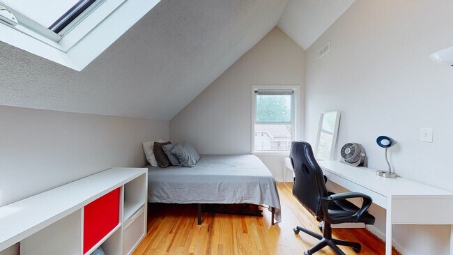 Building Photo - 6 Bedroom Apartment in Science Hill, close to downtown! (Laundry In Unit)