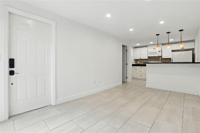 Building Photo - 614 N Hyer Ave