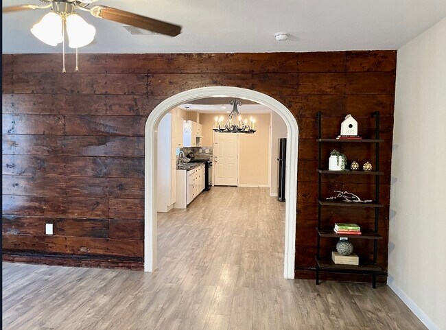 Building Photo - 104 N Eastwood St