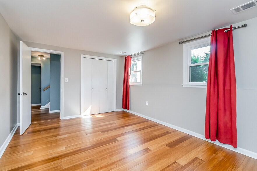 huge downstairs bedroom - 8727 Valleyfield Rd