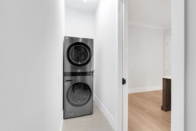 Building Photo - Condo Available Downtown Greenville!