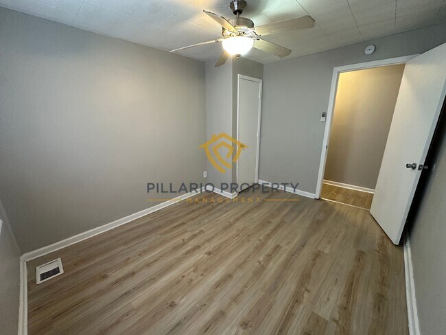 Building Photo - $500 OFF MOVE IN COSTS! MUST SEE UNITS! Close to Bethel Park, Updated 3 Bedroom/1 Bathroom with D...