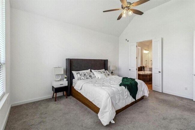 Building Photo - 104 Rainbow Vly Trl