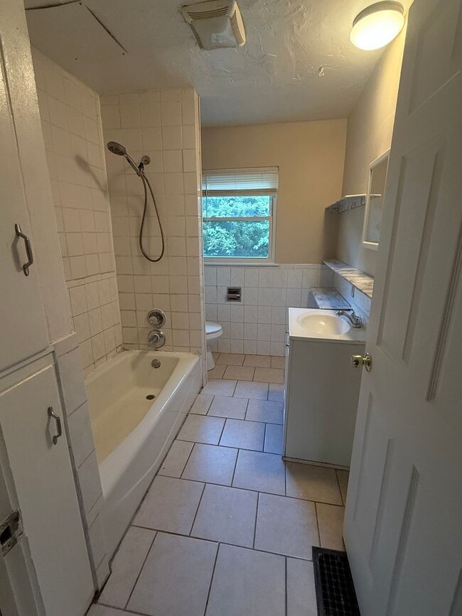 Building Photo - Nice tucked away home