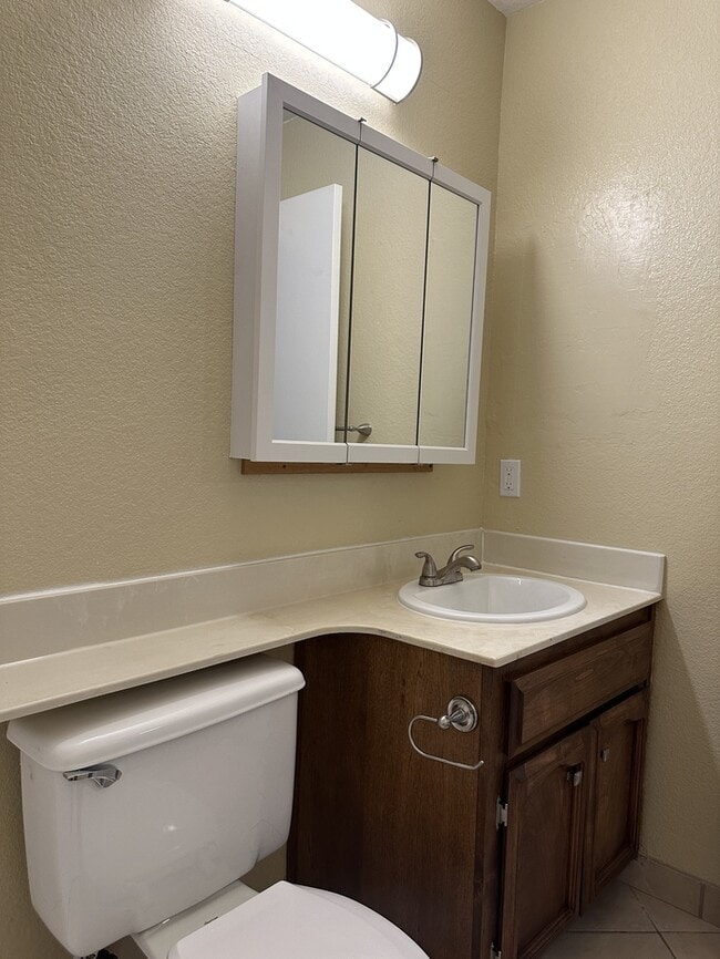 Building Photo - charming 4-bedroom, 2-bathroom home located in a peaceful cul-de-sac in West Modesto