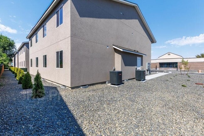 Building Photo - 485 S 38th Ave