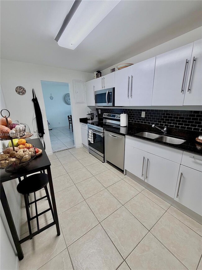 Building Photo - 3000 S Ocean Dr