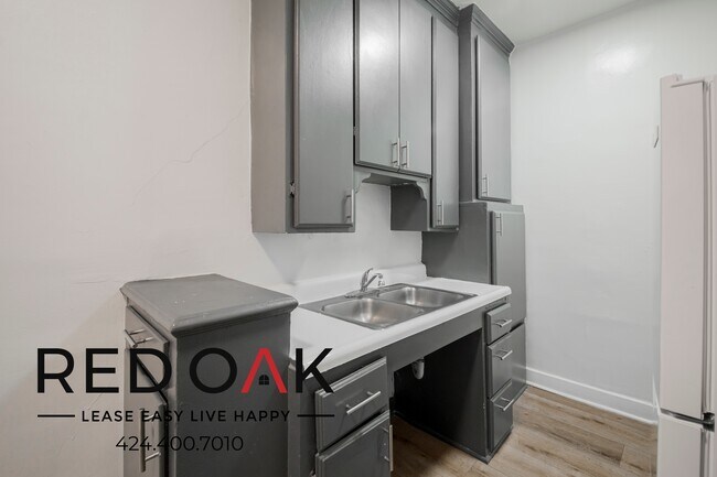 Building Photo - 454 S Catalina St