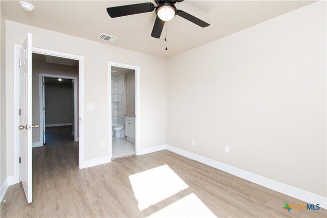 Building Photo - 807 White Meadow Ln