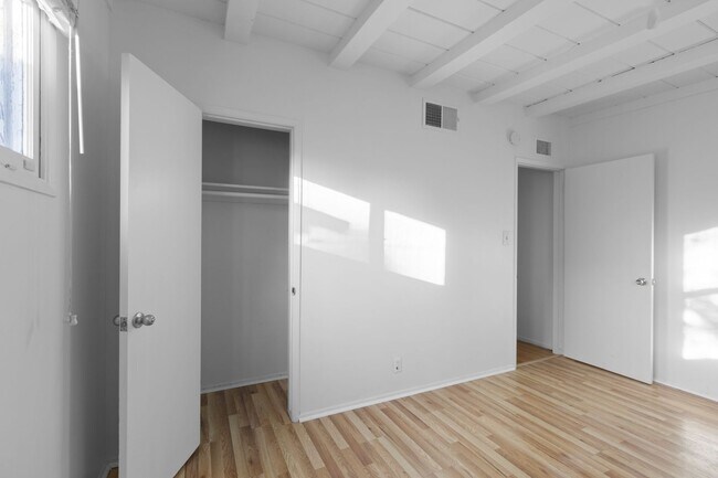 Building Photo - 15826 Magnolia Blvd