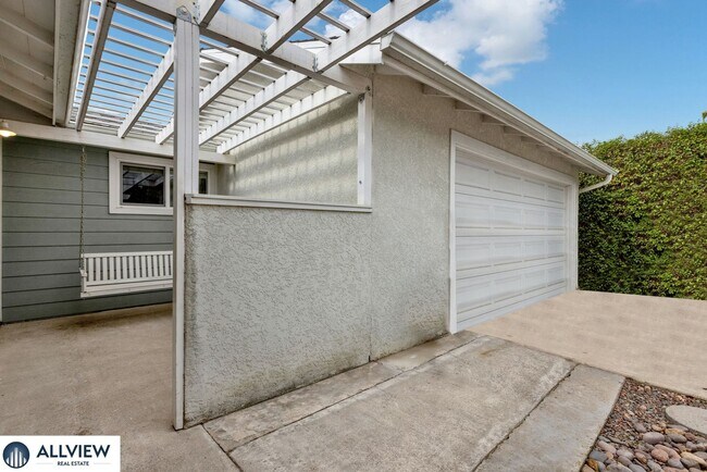 Building Photo - Serra Mesa 3 Bedroom Home with Private Yard & Oversized 2-Car Garage