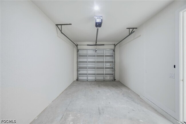 Building Photo - 2411 Lola Ave S