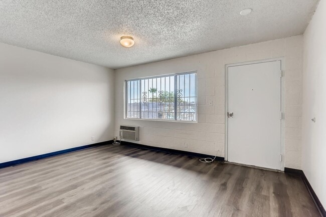 Building Photo - Modern 1 bedroom Condo next to UNLV
