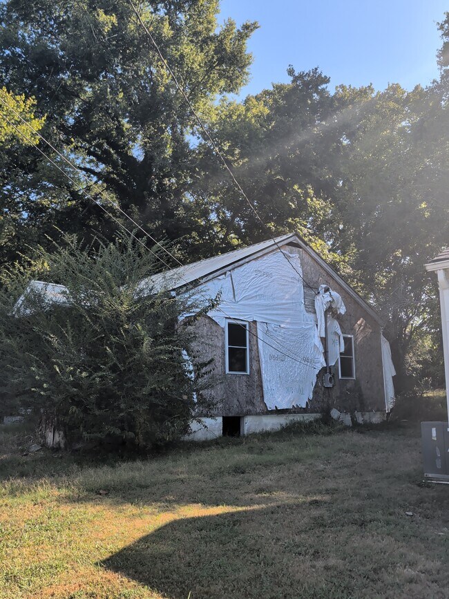 Building Photo - 923 E Valley Dr