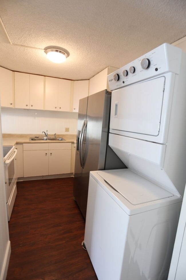 Building Photo - Liliuokalani Plaza – 2 bedroom, 2 bath with 1 covered parking