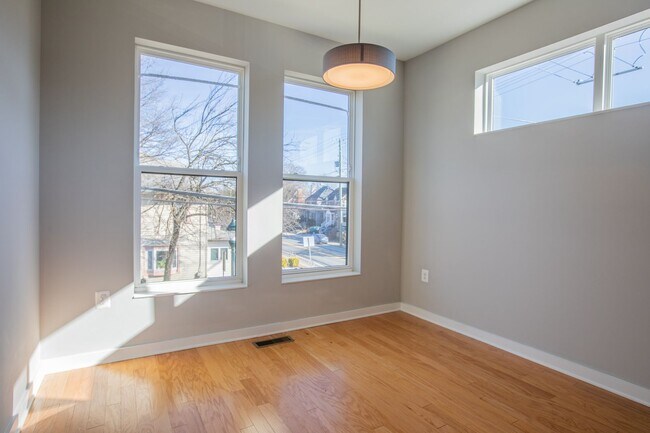 Building Photo - Gorgeous 4 BR/3.5 BA EOG Townhome in Silve...