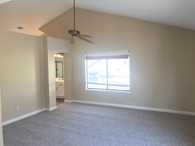 Building Photo - 4 bed & 3 full bathrooms in Tracy!