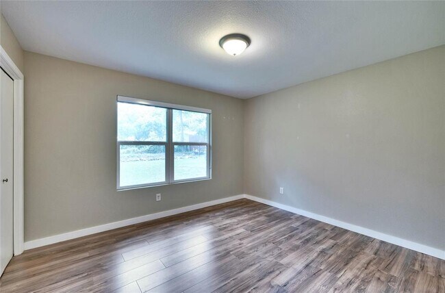 Building Photo - 11405 Oakwood Dr