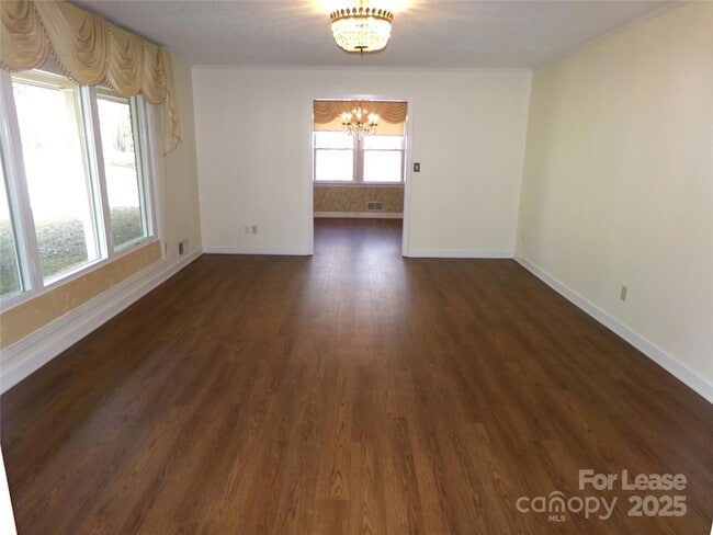 Building Photo - 507 Valleyview Dr