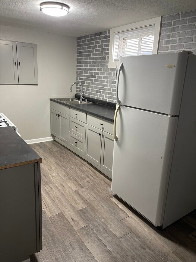 Kitchen - 332 W 5th St