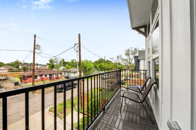 Building Photo - 6815 Paris St