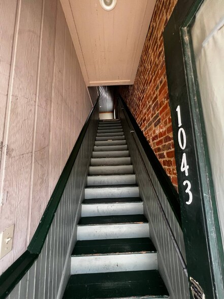 Building Photo - 1043 S Pine St