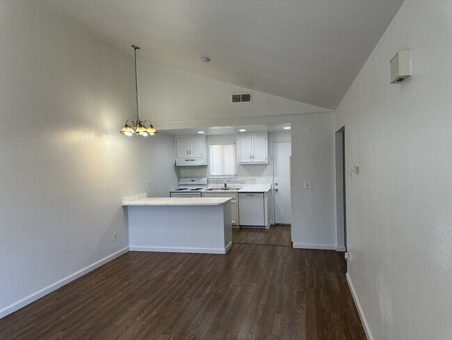 Building Photo - Modesto 2 Bedroom 1 Bathroom Town Home