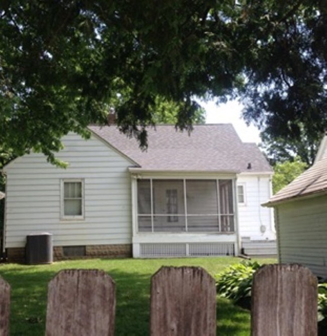 Building Photo - 2326 Scott St