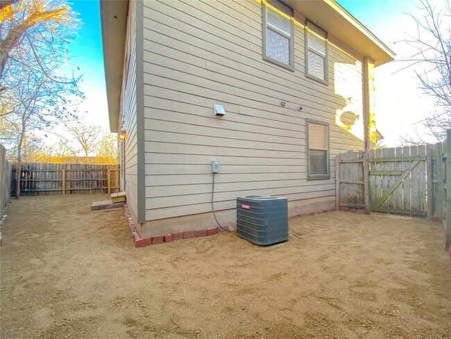 Building Photo - 5201 Bogey Ct